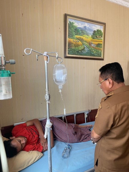 Peduli Korban Keracunan, Bupati Bistamam Jenguk Pasien di RSUD
