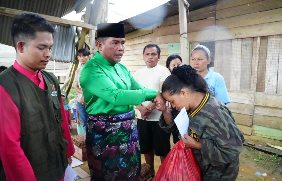 Serahkan Bantuan, Empati Bupati Zukri Kepada Korban Kebakaran di Kuala Semumdan