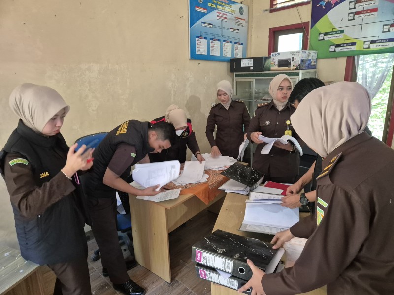 Tim Penyidik Kejari Sungai Penuh Geledah Kantor dan Rumah Kades Muara Hemat