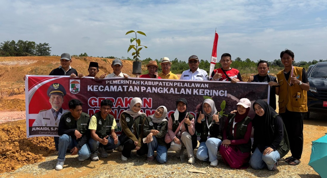 Mahasiswa KKN Terlibat Gotong Royong Persiapan Gerakan Menanam Pohon di TPU Pangkalan Kerinci