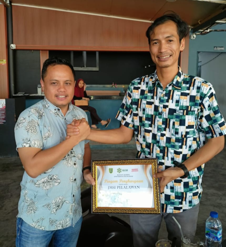 Ketua JMSI Pelalawan Terima Penghargaan dari IKA UIR, Komitmen Jaga Marwah Jurnalisme Profesional