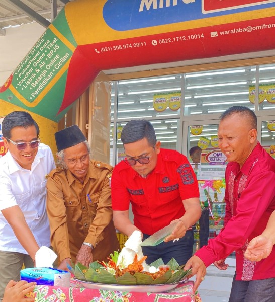 Bupati Pelalawan Hadiri Grand Opening Sialang Makmur Mart