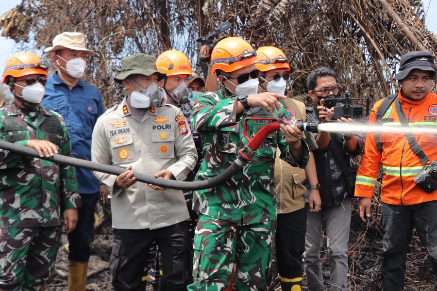 Didampingi Kapolres Rohil  Pangdam I /BB dan Danrem WB 031 Tinjau Lokasi Karhutla
