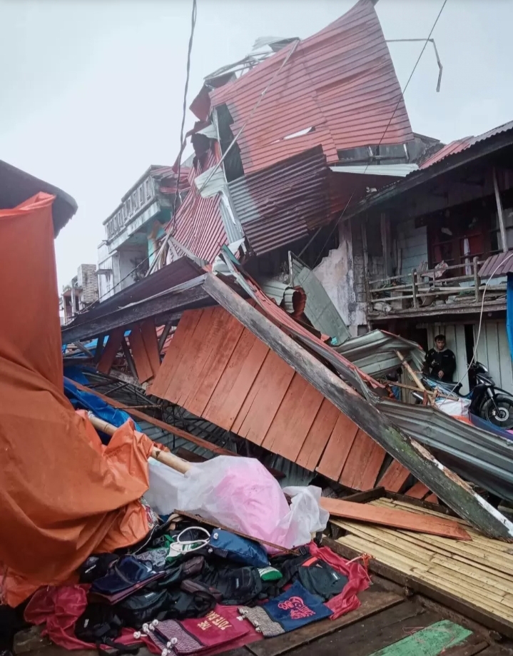 Diterjang Angin Kencang Mengakibatkan Puluhan Rumah di Kerisik Tuo Rusak Parah