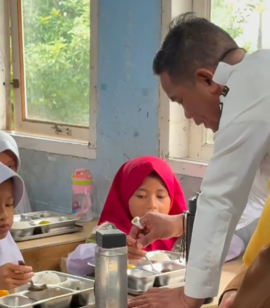 Bupati Zukri Tinjau Peluncuran Program MBG di SDN 005 Desa Makmur