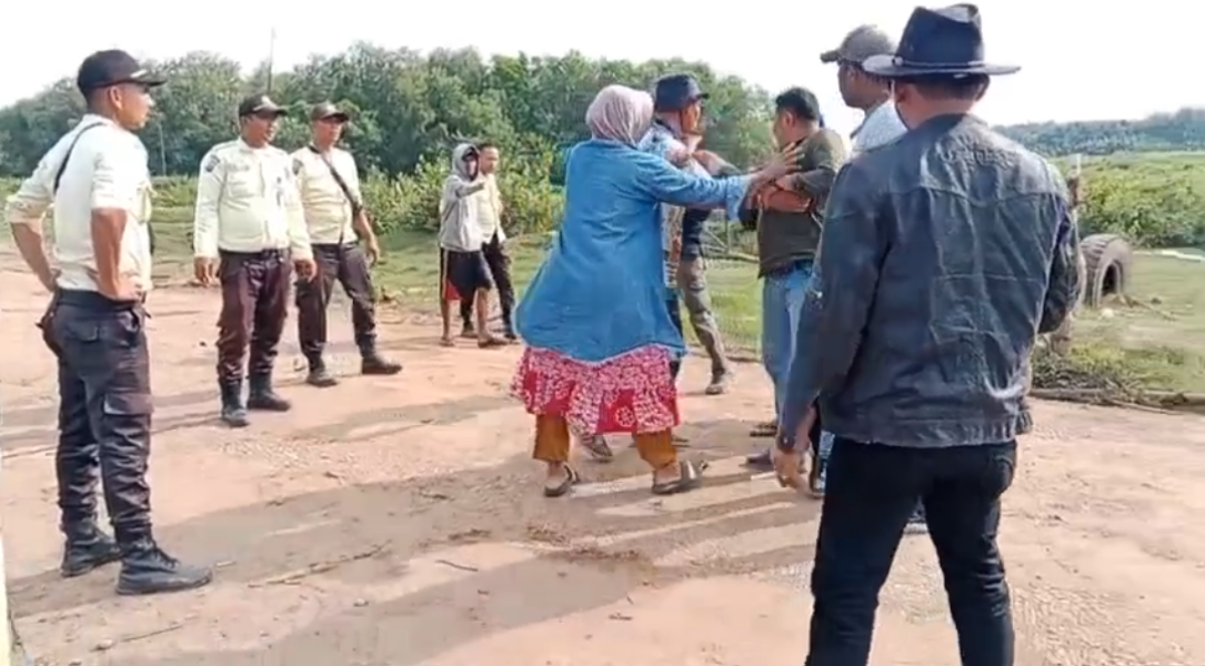 Bentrokan Memanas di Portal PT Arara Abadi, Aliansi Pemuda Desa Kubangan Dihadang Keamanan