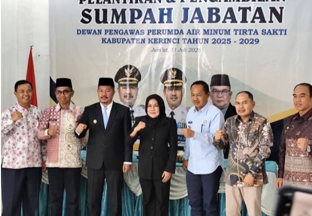 Bupati Kerinci Monadi Lantik Maya Novebry Sebagai Dewan Pengawas Pemda Tirta SaKti Kerinci