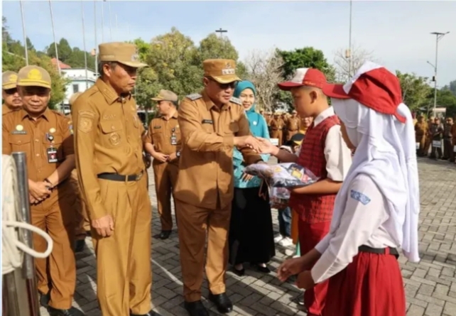 Wako Alfin Launching Program Unggulan Pemberian Seragam Sekolah Gratis