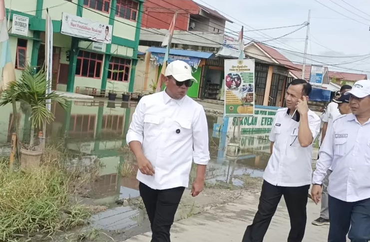 Cegah Banjir, Bupati Pelalawan Instruksikan Pembersihan Drainase di Pangkalan Kerinci